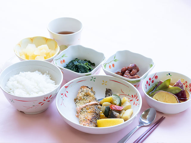 バラエティ豊かな食品と栄養バランスを保った食事を提供