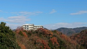紅葉の中の神戸ほくと病院
